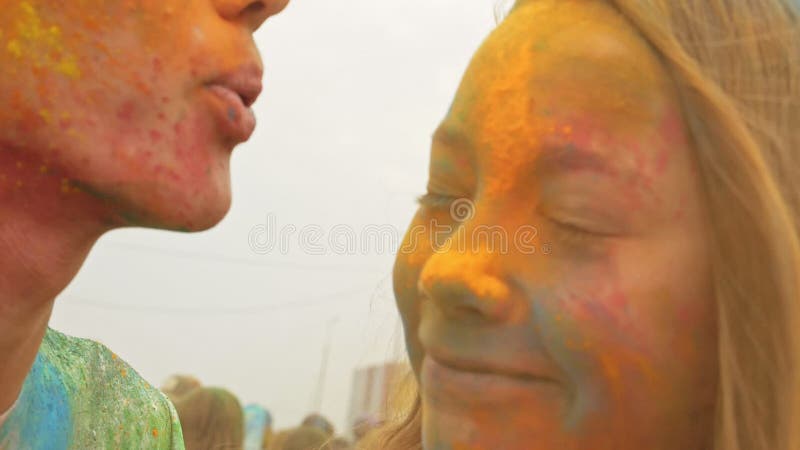 RÚSSIA, IRKUTSK - 27 DE JUNHO DE 2018: Jovens felizes dançando e celebrando durante o Festival das Cores de Holi Multidão