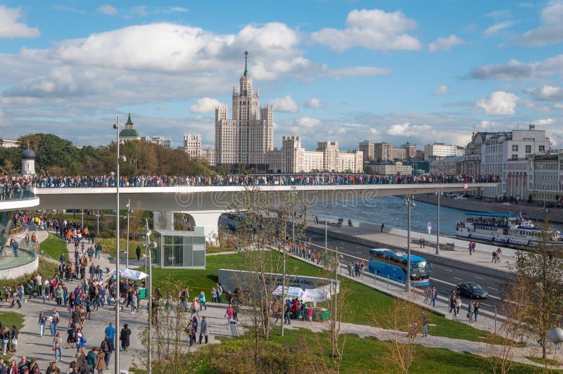 RÚSSIA, MOSCOU - 16 DE SETEMBRO DE 2017: Ponte nova sobre a ponte de Poryachiy do rio de Moskva no parque de Zaryadye em Moscou e foto de stock RÚSSIA, MOSCOU - 16 DE SETEMBRO DE 2017: Ponte nova sobre a ponte de Poryachiy do rio de Moskva no parque de Zaryadye em Moscou e foto de stock