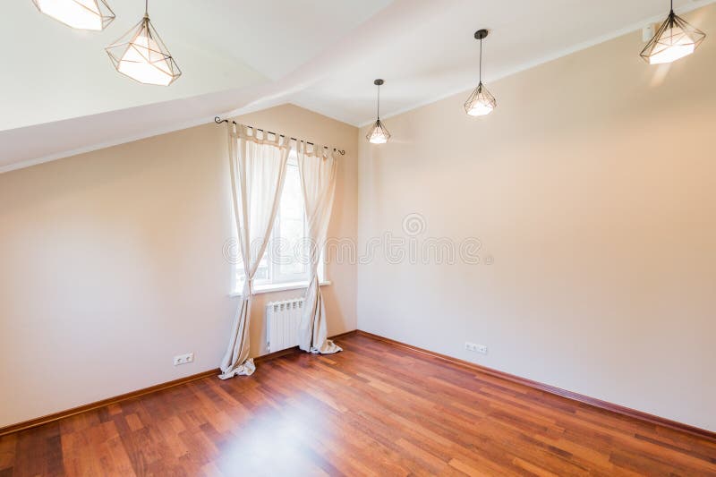 Rússia, Omsk- 02 de agosto de 2019: apartamento interior reparação standard bela casa do país designer sala vazia brilhante fotografia de stock royalty free