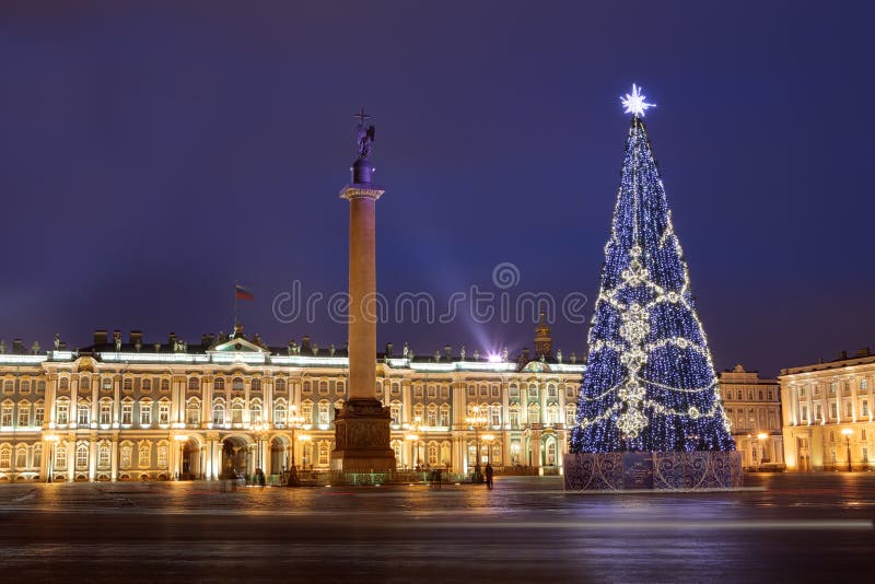 Rússia, St Petersburg, iluminação da árvore de Natal na noite, perto