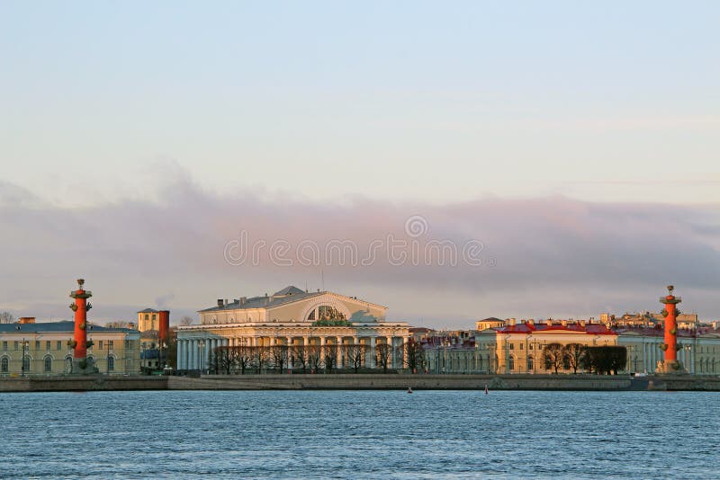 Rússia, St Petersburg, vista do cuspe de Vasilyevsky Island imagem de stock Rússia, St Petersburg, vista do cuspe de Vasilyevsky Island imagem de stock