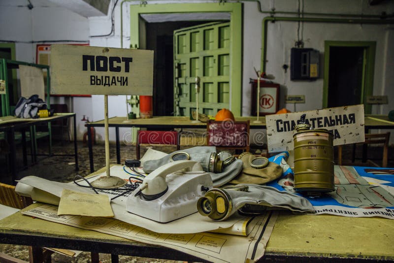 Rússia, Voronezh - CERCA de 2017: Abrigo de bomba subterrâneo abandonado fotografia de stock royalty free Rússia, Voronezh - CERCA de 2017: Abrigo de bomba subterrâneo abandonado fotografia de stock royalty free