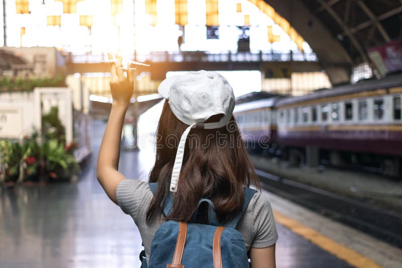 Rückansicht der jungen asiatischen Touristenmädchen mit Modellflugzeug am Bahnhof Reiselifestyle-Konzept lizenzfreies stockfoto Rückansicht der jungen asiatischen Touristenmädchen mit Modellflugzeug am Bahnhof Reiselifestyle-Konzept lizenzfreies stockfoto