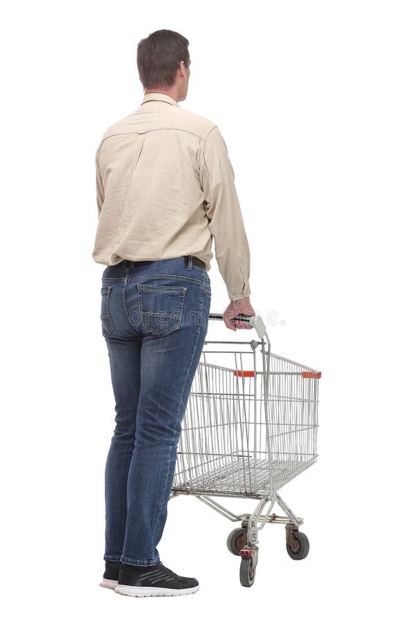 Rückansicht der Person, die einen Warenkorb auf dem Parkplatz schiebt lizenzfreies stockbild