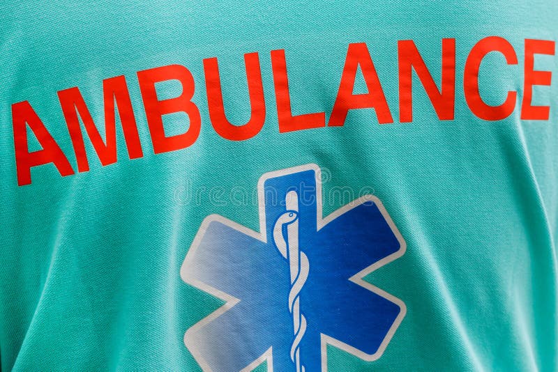 Rückansicht einer paramedic-niederländischen Uniform mit dem Text ambulance in velp den Netherlands stockbilder