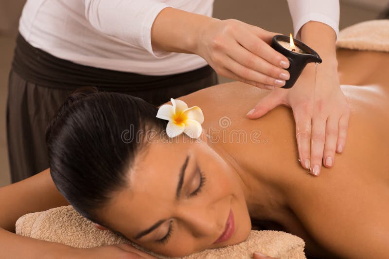 Rückenmassage am Badekurort mit lizenzfreie stockbilder Rückenmassage am Badekurort mit lizenzfreie stockbilder