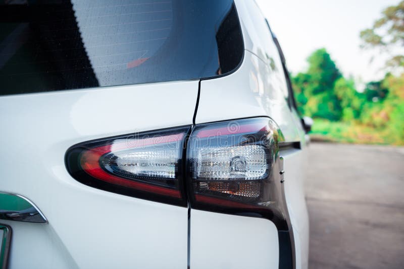R?cklicht des modernen Autoparkens auf Stra?e lizenzfreies stockbild R?cklicht des modernen Autoparkens auf Stra?e lizenzfreies stockbild