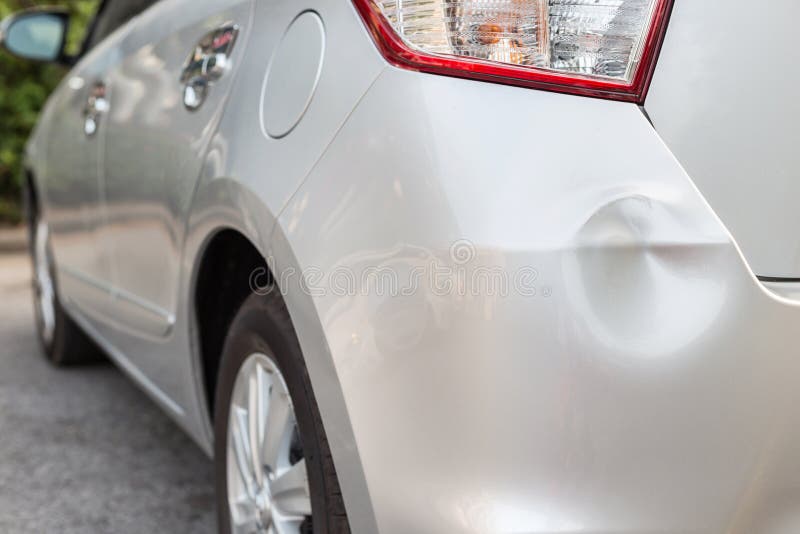 Rückseite des silbernen Autos erhalten zufällig beschädigt stockfotos Rückseite des silbernen Autos erhalten zufällig beschädigt stockfotos