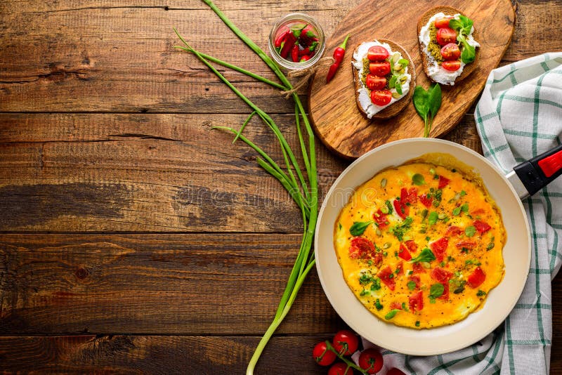 Rührei mit Tomaten und Grünpflanzen, mit Ricotta- und Pesto-Sandwichs auf Holzboden, Topsicht mit Kopierplatz lizenzfreie stockfotografie Rührei mit Tomaten und Grünpflanzen, mit Ricotta- und Pesto-Sandwichs auf Holzboden, Topsicht mit Kopierplatz lizenzfreie stockfotografie