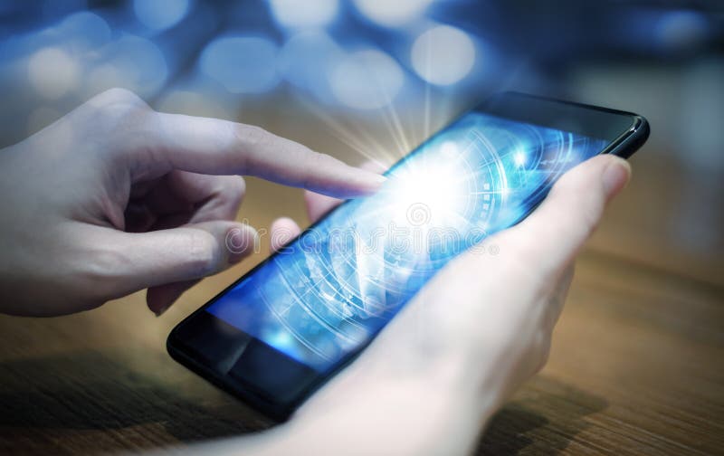 Rührende Digitaltechnik der jungen Frau Handim Handy stockbild