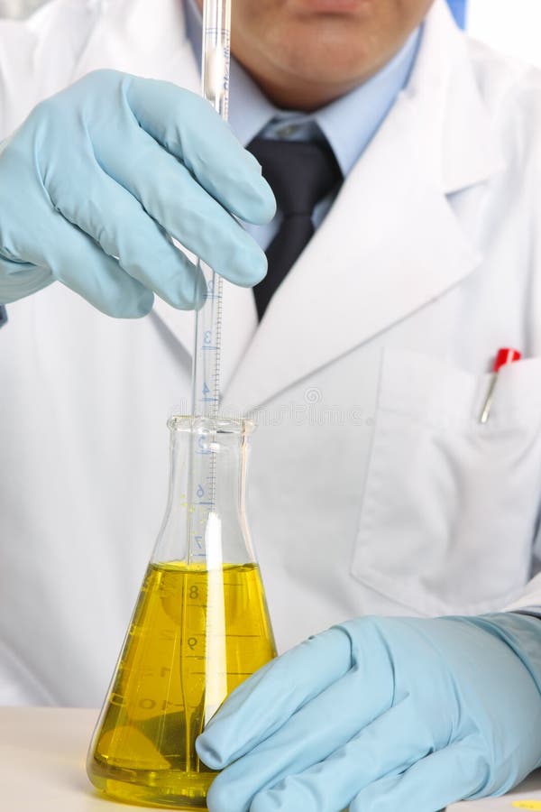 Rührende Flüssigkeit des Wissenschaftlers in der Flasche lizenzfreie stockfotografie Rührende Flüssigkeit des Wissenschaftlers in der Flasche lizenzfreie stockfotografie