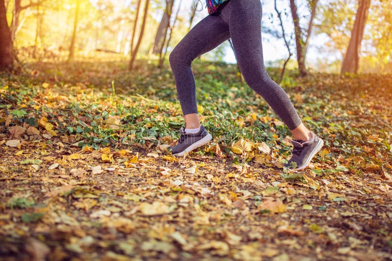 Rüttelnde Sporteignungsfrau Schließen Sie oben von den weiblichen Beinen und von den Schuhen stockbilder Rüttelnde Sporteignungsfrau Schließen Sie oben von den weiblichen Beinen und von den Schuhen stockbilder