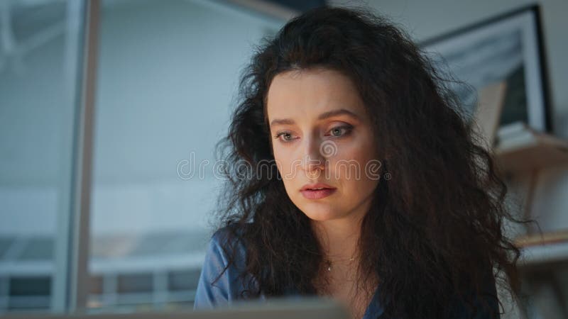 Răsfoire profesionistă orientată spre portret care lucrează la notebook la birourile moderne târziu. royalty free stock images