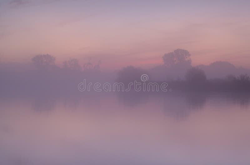 Răsăritul liniștit al soarelui deasupra lacului stock images