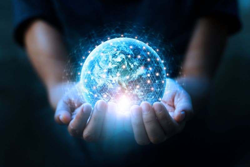 Ręce człowieka trzymające niebieskie ziemie i globalne połączenia sieciowe i wymiany danych, koncepcja globalnej sieci komunikacy