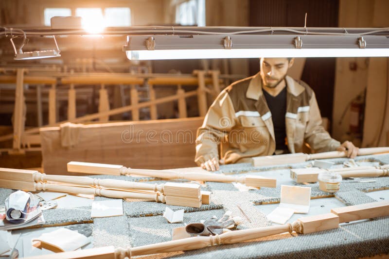Ręczne wykończenie wyrobów drewnianych przy produkcji obrazy stock