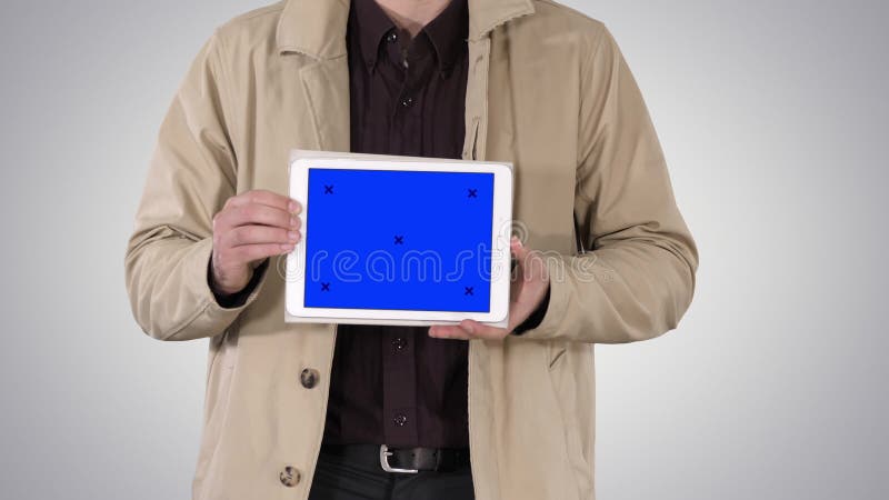 Ręcznie trzymające tabletkę z niebieskim ekranem na tle gradientu