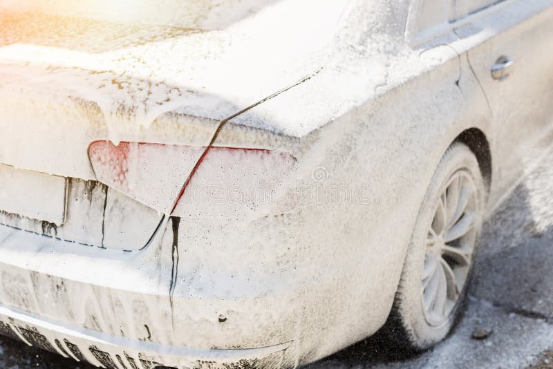 Ręczny samochodowy obmycie Płuczkowy luksusowy pojazd z białym foamy detergentem Samochodu cleaning jaźni usługa zdjęcie stock Ręczny samochodowy obmycie Płuczkowy luksusowy pojazd z białym foamy detergentem Samochodu cleaning jaźni usługa zdjęcie stock