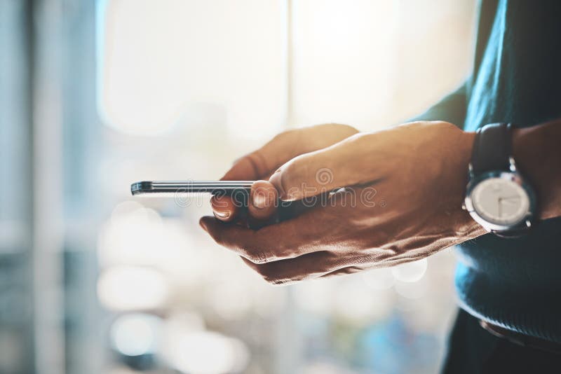 Ręka aplikacji i wpisywanie przy użyciu telefonu komórkowego cyfrowego oraz wstępnie zatwierdzonej pożyczki na wiadomości e-mail i aplikacje dla małych firm w witrynie sieci Web. telefon komórkowy online i osoba w biurze oraz planowanie uruchomienia.