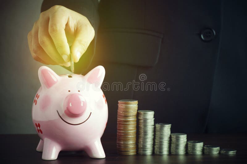 ręka bizneswoman stawia pieniądze na menchiach prosiątko bank obrazy stock ręka bizneswoman stawia pieniądze na menchiach prosiątko bank obrazy stock