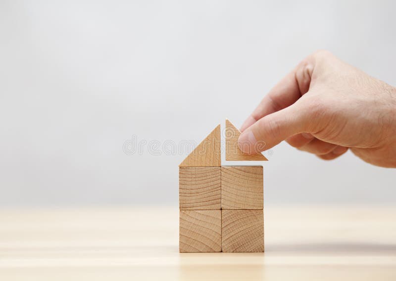 Ręka budynku dom z drewnianymi blokami zdjęcia stock