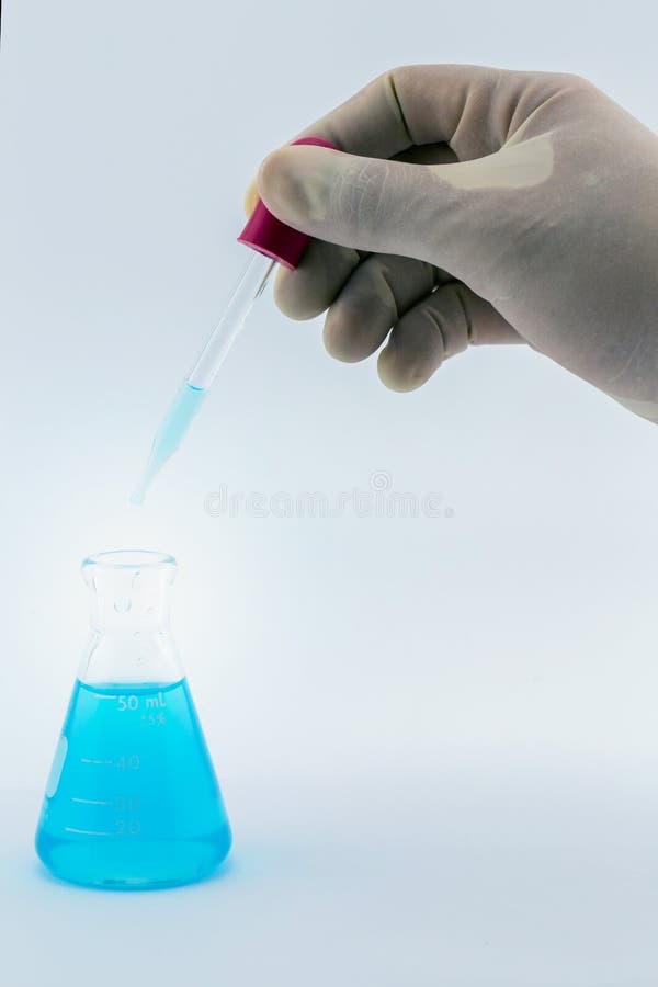 ręka chwyta próbnych tubk zbliżenie medical glassware fotografia stock ręka chwyta próbnych tubk zbliżenie medical glassware fotografia stock