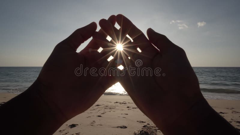 Ręka człowieka dąży do słońca i rozbłysku światła nad morską sceną koncepcyjną wiara w boga marzy o koncepcji religii