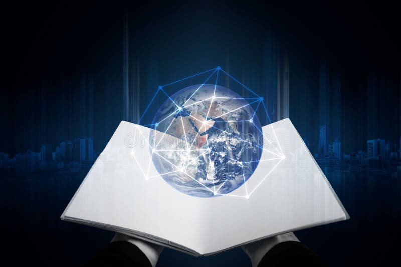 Ręka i globalny z sieć związkiem otwieraliśmy książkę Elementy ten wizerunek meblują NASA obrazy royalty free