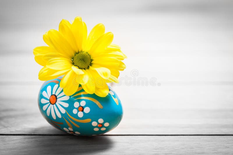 Hand painted Easter egg and spring daisy flower on wood. Rustic minimalist composition, vintage. Hand painted Easter egg and spring daisy flower on wood. Rustic minimalist composition, vintage