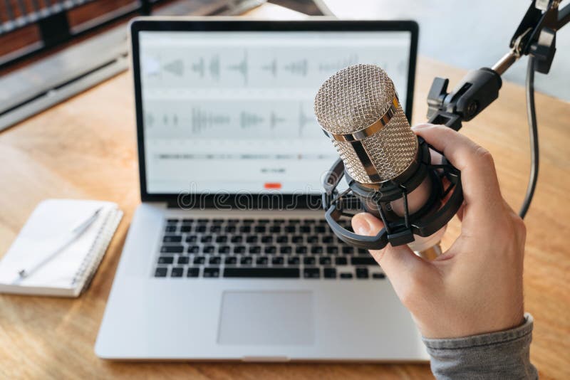 Ręka mans trzymająca mikrofon na podkastach w domu studio zdjęcia royalty free