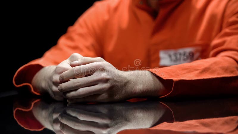 Ręka męski więzień, więzień daje dowodowi w zatrzymanie pokoju, współpraca obrazy stock Ręka męski więzień, więzień daje dowodowi w zatrzymanie pokoju, współpraca obrazy stock