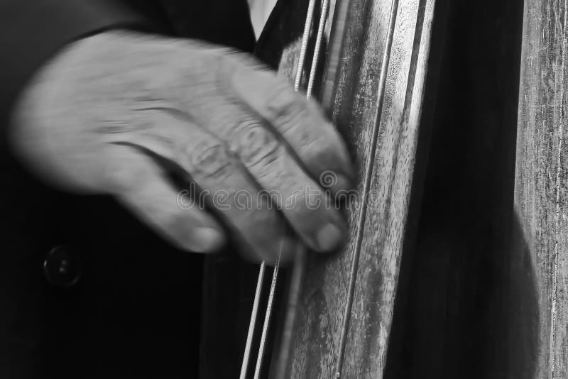 Ręka mężczyzna bawić się dwoistego bas zdjęcie royalty free Ręka mężczyzna bawić się dwoistego bas zdjęcie royalty free
