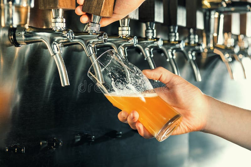 Ręka nalewa wielkiego lager piwo w klepnięciu barman obrazy royalty free Ręka nalewa wielkiego lager piwo w klepnięciu barman obrazy royalty free