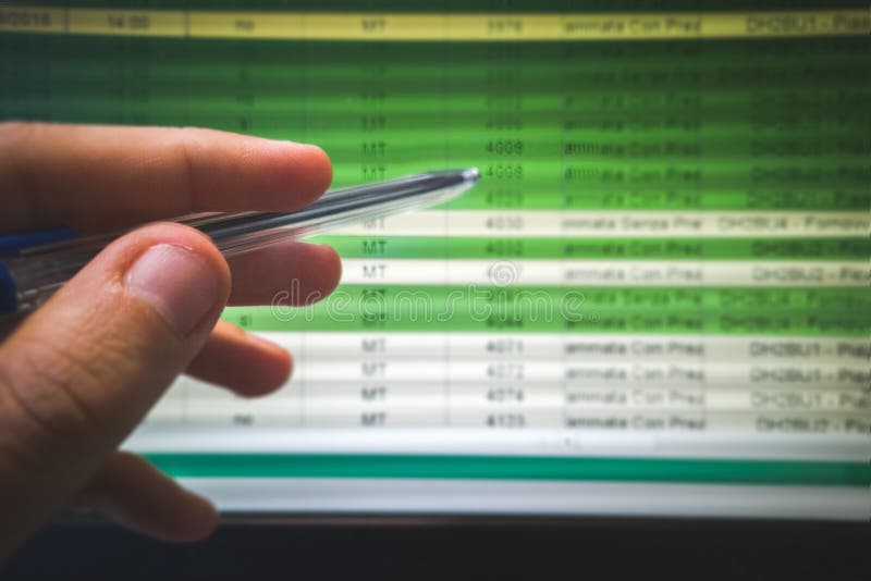 Ręka wskazuje spreadsheet na ekranie z piórem obraz stock Ręka wskazuje spreadsheet na ekranie z piórem obraz stock