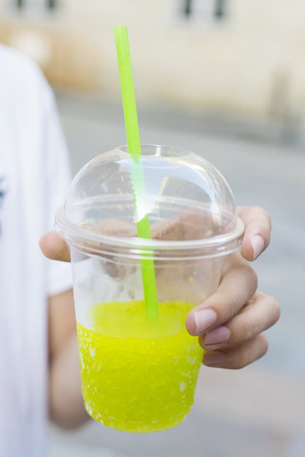 Ręka z szkłem soda lub lukrowa owoc zdjęcia stock Ręka z szkłem soda lub lukrowa owoc zdjęcia stock