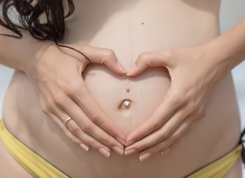 Ręki expectant matka na jej brzuszku obraz stock Ręki expectant matka na jej brzuszku obraz stock