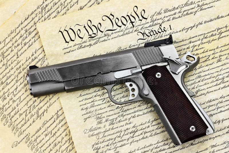 Ręki konstytucja i pistolet