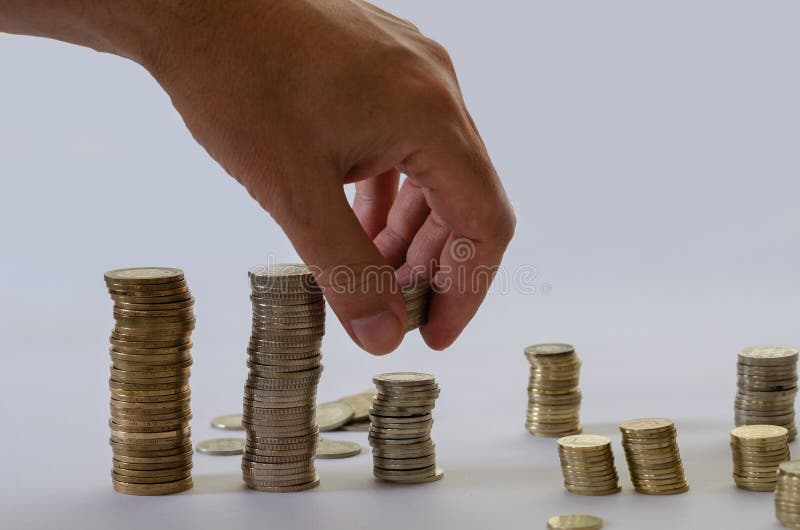 Ręki kładzenia pieniądze monety brogują dorośnięcie, oszczędzanie pieniądze dla zamierzają obraz stock Ręki kładzenia pieniądze monety brogują dorośnięcie, oszczędzanie pieniądze dla zamierzają obraz stock