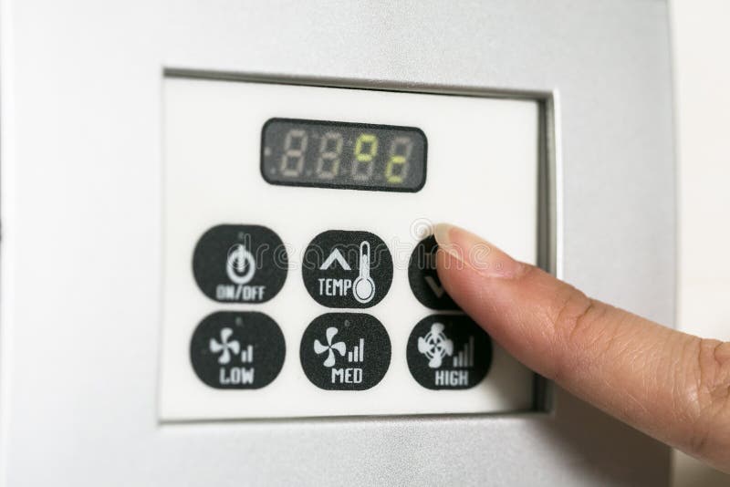 Ręki macania ekran hotelowa cieplarki gałeczka ustawiać temperaturę zdjęcie stock Ręki macania ekran hotelowa cieplarki gałeczka ustawiać temperaturę zdjęcie stock