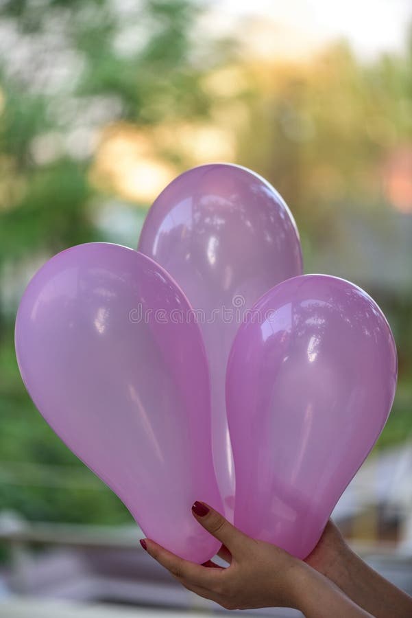 Ręki mienia menchii żeńscy baloons obraz royalty free Ręki mienia menchii żeńscy baloons obraz royalty free
