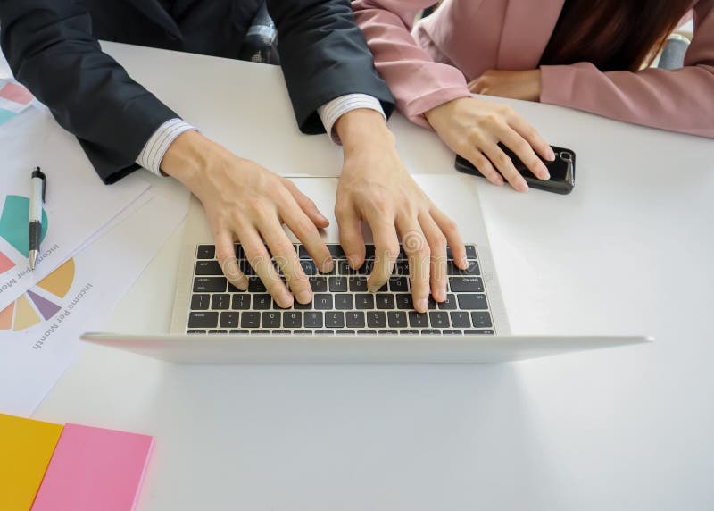 Ręki młoda biznesowego mężczyzny praca na laptopie z rękami młode biznesowe kobiety chwytają telefon komórkowego z dokumentem i p obrazy stock Ręki młoda biznesowego mężczyzny praca na laptopie z rękami młode biznesowe kobiety chwytają telefon komórkowego z dokumentem i p obrazy stock