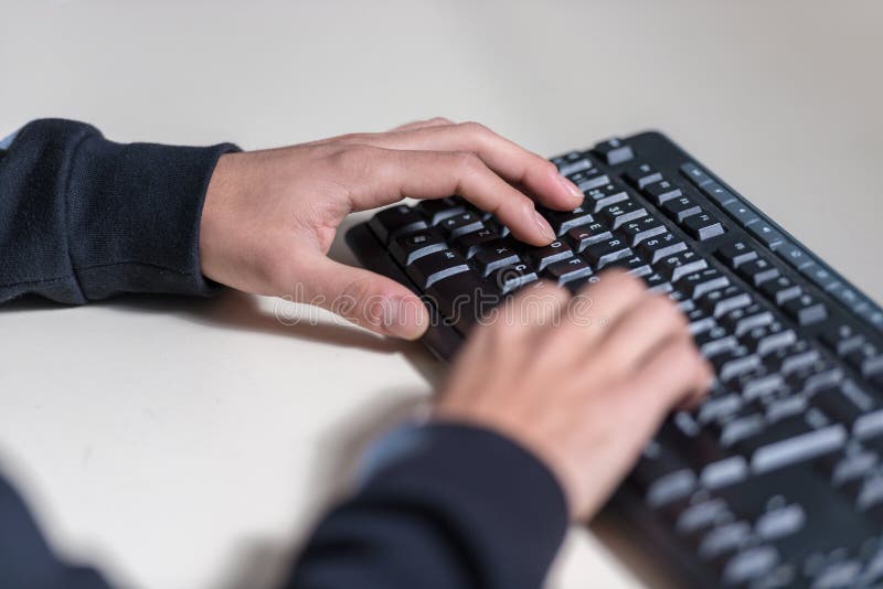 Ręki młody komputerowy sicience uczeń na komputerowej klawiaturze zdjęcia stock Ręki młody komputerowy sicience uczeń na komputerowej klawiaturze zdjęcia stock
