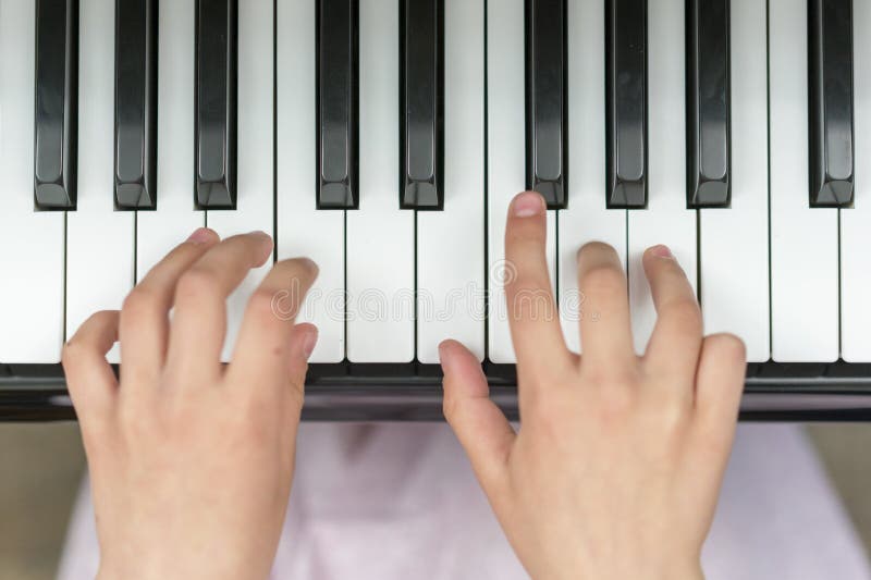 Ręki na fortepianowym klucza zakończeniu Zbliżenie dziewczyny ręka bawić się pianino Ulubiona muzyka klasyczna Odgórny widok z ci obrazy royalty free Ręki na fortepianowym klucza zakończeniu Zbliżenie dziewczyny ręka bawić się pianino Ulubiona muzyka klasyczna Odgórny widok z ci obrazy royalty free