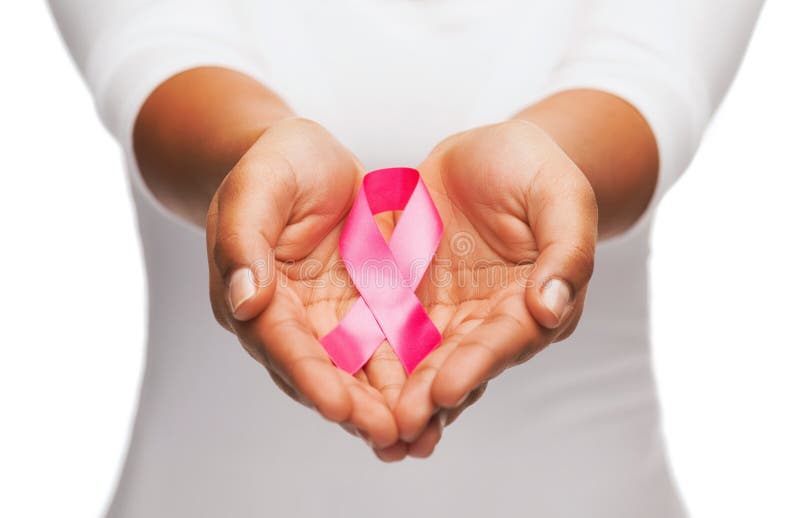 Ręki trzyma różową nowotwór piersi świadomość tasiemkowa