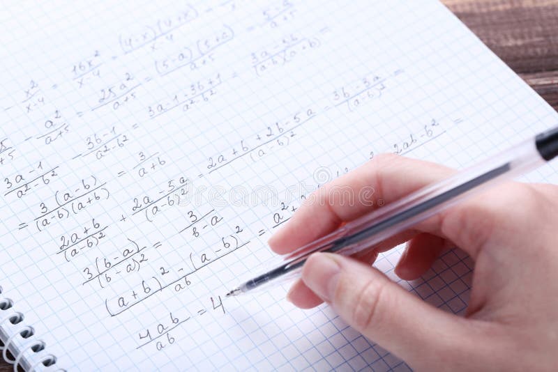 Ręki writing maths formuły obrazy royalty free
