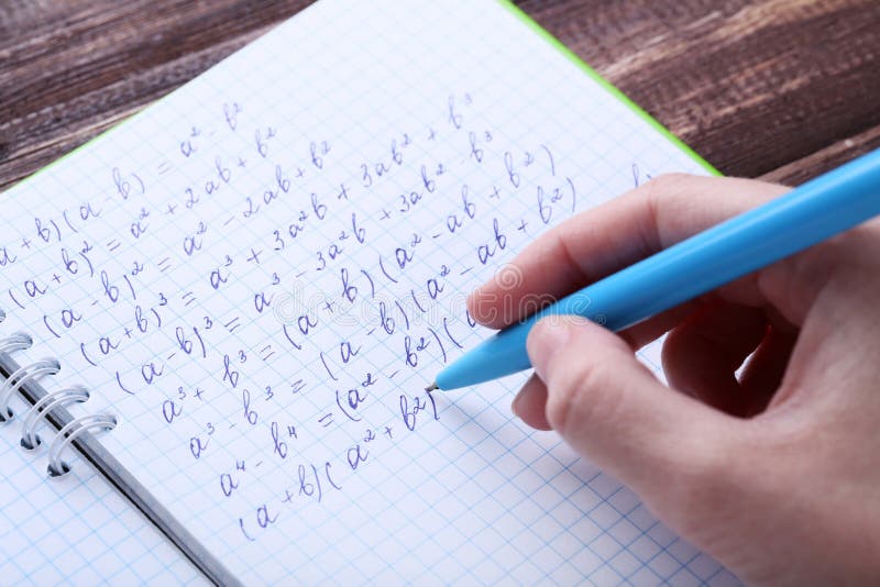 Ręki writing maths formuły obraz royalty free