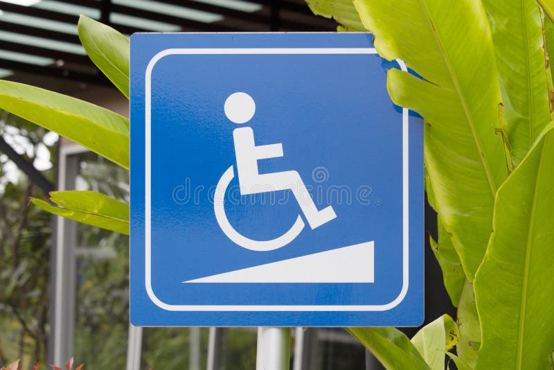 Símbolo Da Passagem Da Cadeira De Rodas Ou Símbolo Da Inclinação Da Cadeira  De Rodas Imagem de Stock - Imagem de incapacite, parque: 128086969