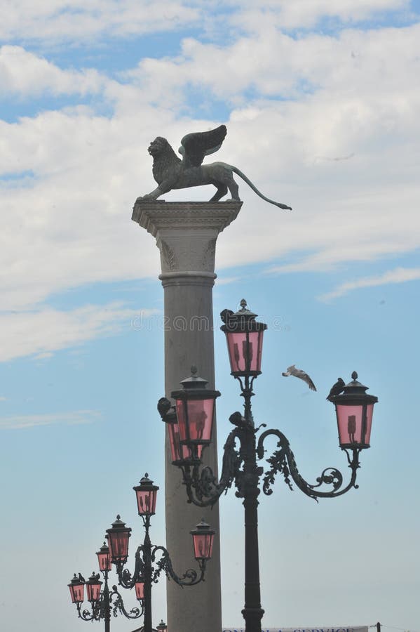 Símbolo De Leão Branco Da Serenissima Repubblica Que Significa Serena  República De Venice Em Itália Imagem de Stock - Imagem de céu, mastro:  260728331