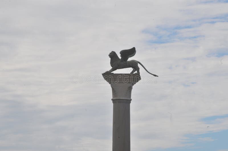 Símbolo De Leão Branco Da Serenissima Repubblica Que Significa Serena  República De Venice Em Itália Imagem de Stock - Imagem de céu, mastro:  260728331