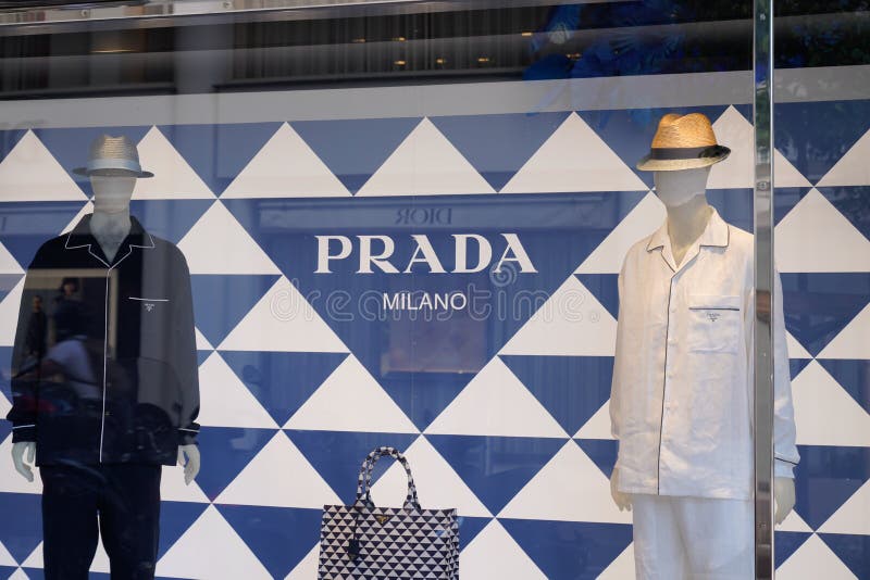 Símbolo Del Logotipo De La Firma Prada Y Ventana De La Tienda De Fachada De  La Marca De Texto Fotografía editorial - Imagen de elegancia, negocios:  249569347